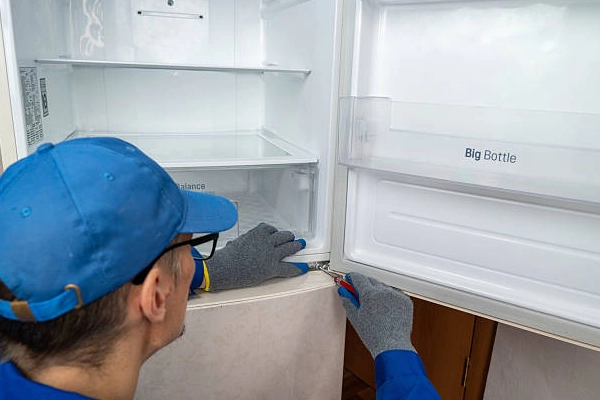 Refrigerator maintenance in Dubai